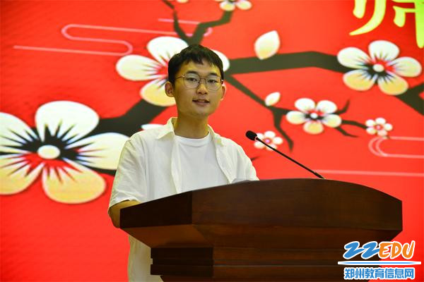 青年教师代表王润铭发言