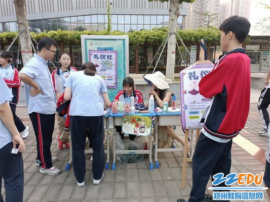 4礼仪社招新现场 4礼仪社招新现场