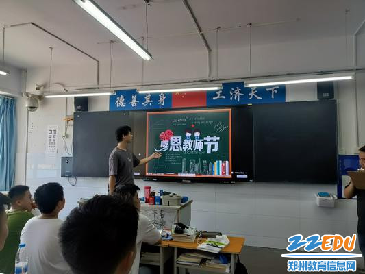 5.2210班学生积极参与互动 5.2210班学生积极参与互动