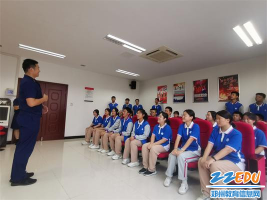 6、党龙伟教官带来消防安全知识讲座 6、党龙伟教官带来消防安全知识讲座