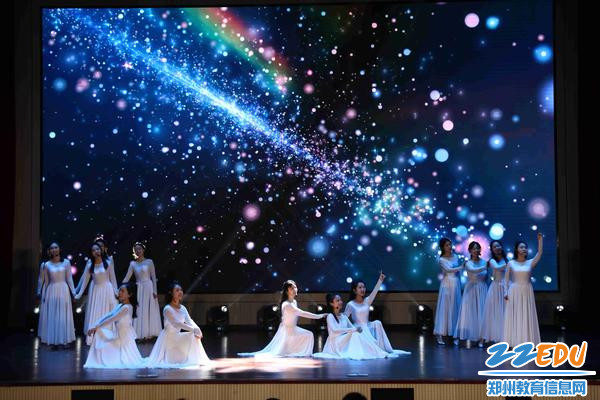 表演唱《夜空中最亮的星》