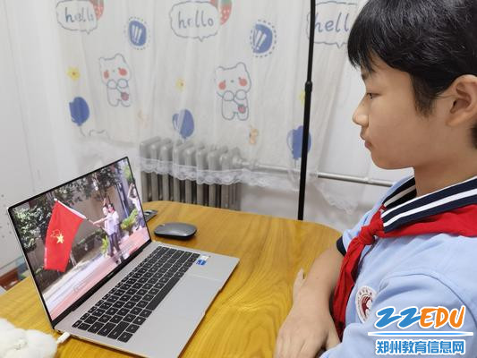 学生认真观看 学生认真观看