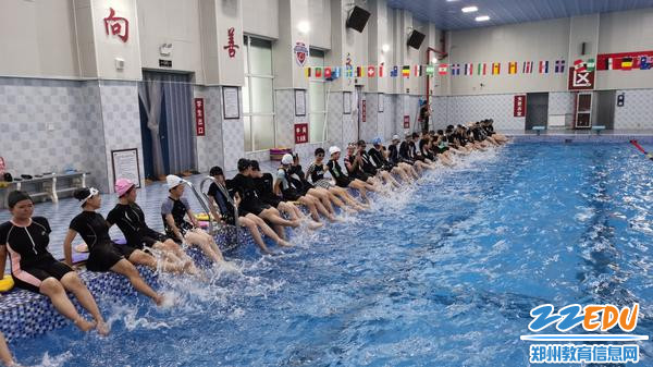 同学们在游泳池边进行大腿练习 同学们在游泳池边进行大腿练习