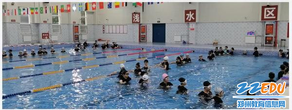 同学们在水中行走进行熟悉水性的练习