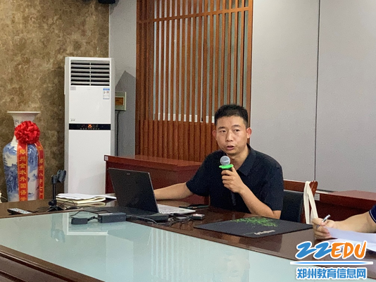 年级长霍冬冬老师主持会议 年级长霍冬冬老师主持会议