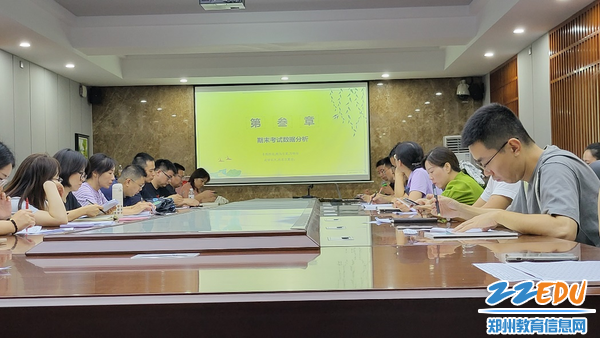 全体老师认真聆听 全体老师认真聆听