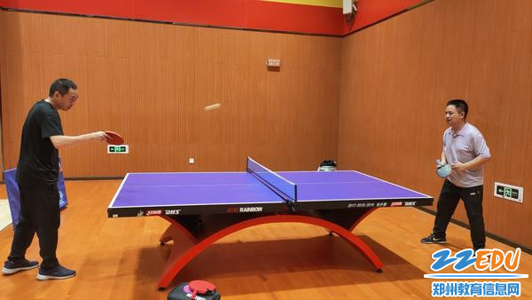 老师在练习乒乓球 老师在练习乒乓球