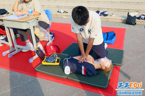 ３.红十字社团为同学们展示心肺复苏