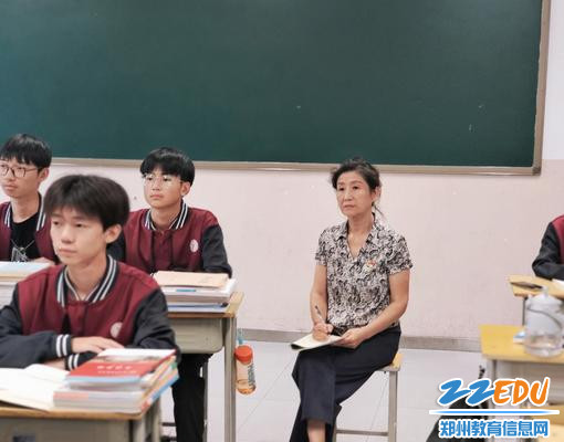 校长都亚萍深入班级听课