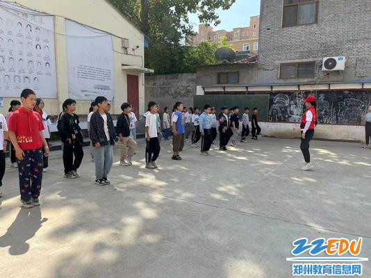 党员志愿者赵彩英为六年级学生送了一节体育课