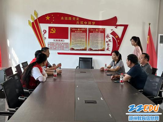 座谈过程中，东华镇中心小学校长王晓阳介绍了学校目前的师资情况、办学条件