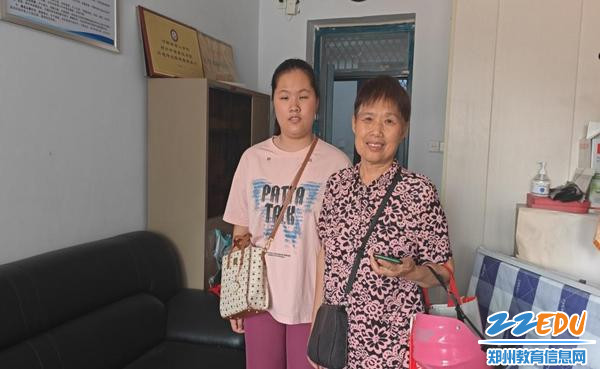 李玉晗和奶奶来学校报喜，表达感激之情