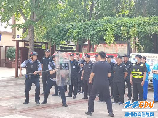 艾队长进行防恐示范 艾队长进行防恐示范