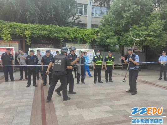 保安进行防恐演练 保安进行防恐演练