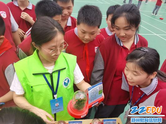 工作人员讲解毒品知识 工作人员讲解毒品知识