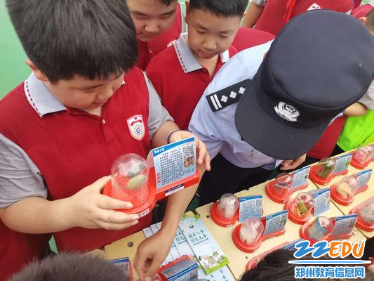 学生观摩认识毒品 学生观摩认识毒品