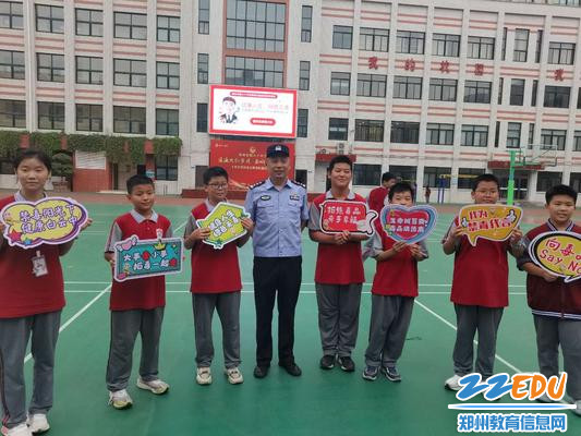 禁毒工作人员和学生代表宣传合影 禁毒工作人员和学生代表宣传合影