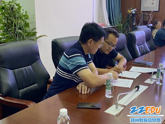 与会人员认真研讨中