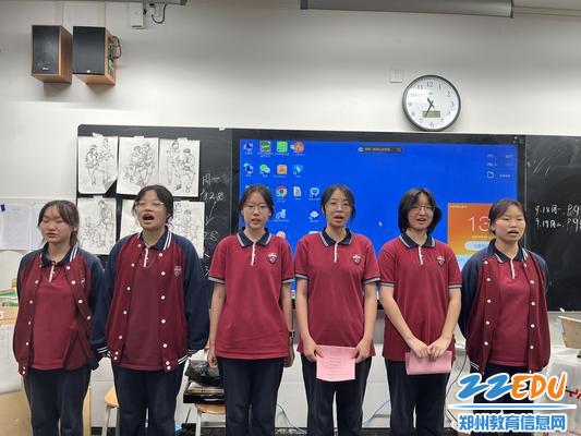 高二年级代表为美术班学长学姐们高声送祝福