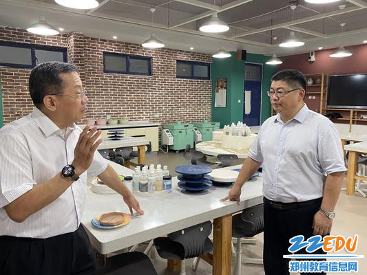 双方就美术教育的课程设置、教学资源共享、艺术活动组织等方面进行了深入的讨论