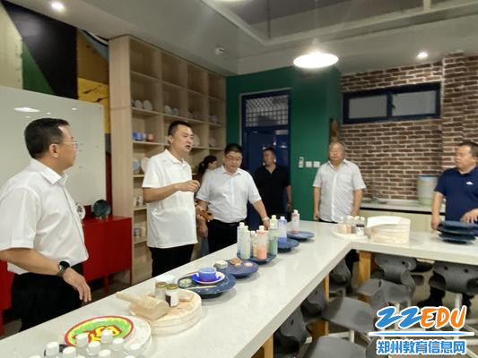 副校长倪海军介绍美术社团开展情况