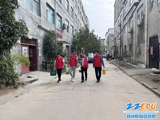郑州二中教育联盟到二七区侯寨街道尖岗村慰问困难群众 郑州二中教育联盟到二七区侯寨街道尖岗村慰问困难群众