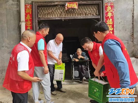 送去慰问品 送去慰问品