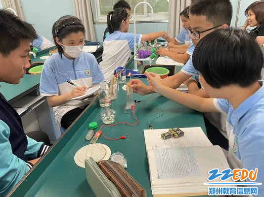 化学课堂上学生的实验探究活动1