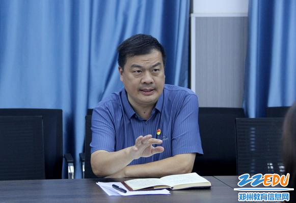 2党委副书记马进伟宣读《郑州市经济贸易学校通讯员管理制度》