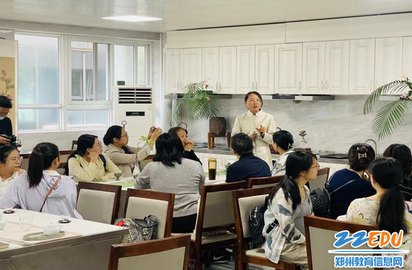 图片11南京雨花台中学老师讲解学校校本课程˙茶文化