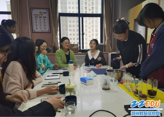 与会教师体验咖啡冲泡与品尝交流 与会教师体验咖啡冲泡与品尝交流