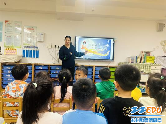 1老师向孩子们介绍中秋节