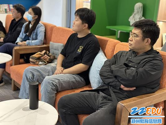 2高一美术老师认真聆听 2高一美术老师认真聆听