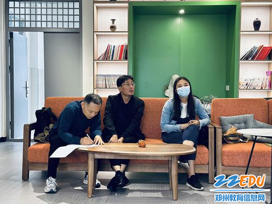 3高一美术组老师积极讨论 3高一美术组老师积极讨论