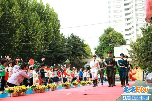 1.1郑州市国防科技学院的哥哥们迈着矫健的步伐前进，为教工幼儿园的宝贝们展示升旗