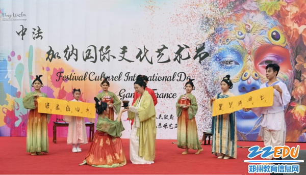 2杨丽丽老师在中国艺术团舞台演出中进行宋代点茶表演