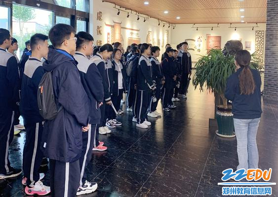 李国桢纪念馆认真听讲_副本 李国桢纪念馆认真听讲_副本