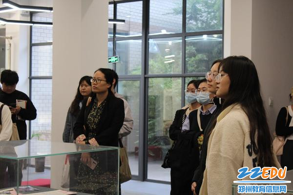 1 实训处主任朱冬梅带领新任教师参观校史馆 1 实训处主任朱冬梅带领新任教师参观校史馆