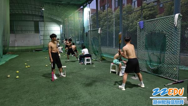 队员们日常训练挥汗如雨 队员们日常训练挥汗如雨