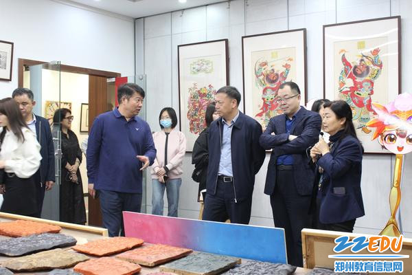 3 党委书记、校长宋志强介绍木版年画的制作过程及精湛技艺