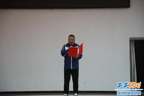李永健老师宣读获奖名单