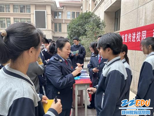 税法宣传老师为学生详细讲解 税法宣传老师为学生详细讲解