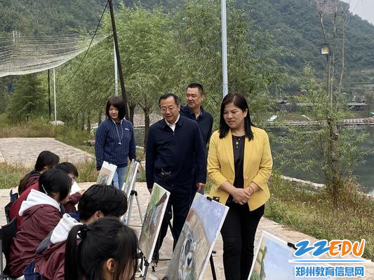 校党委书记段亚萍、校长魏勇、副校长倪海军、工会主席张恺参观学生创作