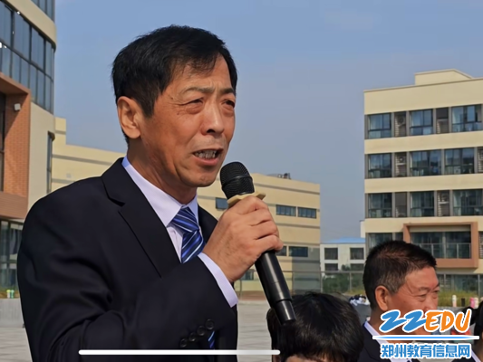 郑州市第四十四高级中学党委书记、校长张松晨宣布运动会正式开始
