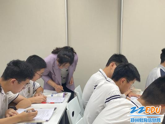 付慧敏老师在学生自主学习过程中进行指导