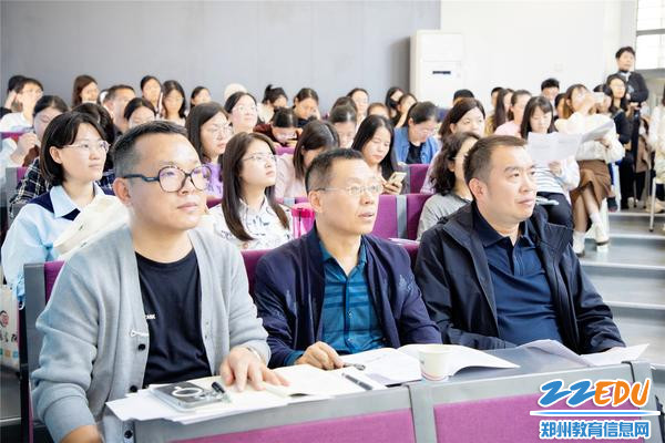 7与会老师认真聆听