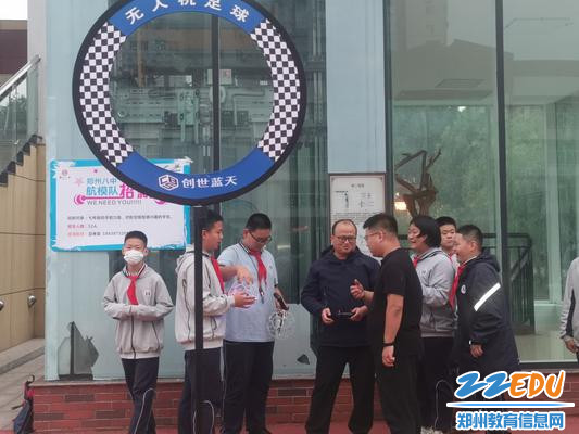 师生现场“上课” 师生现场“上课”