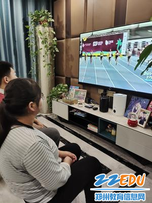 学生认真还看先进事迹发布仪式 学生认真还看先进事迹发布仪式