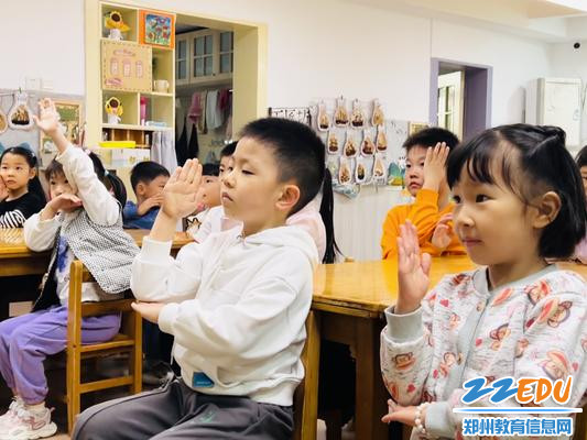 2.2幼儿踊跃举手分享观看感受