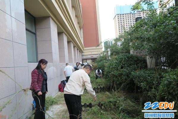 9、百草园社师生在开辟园地